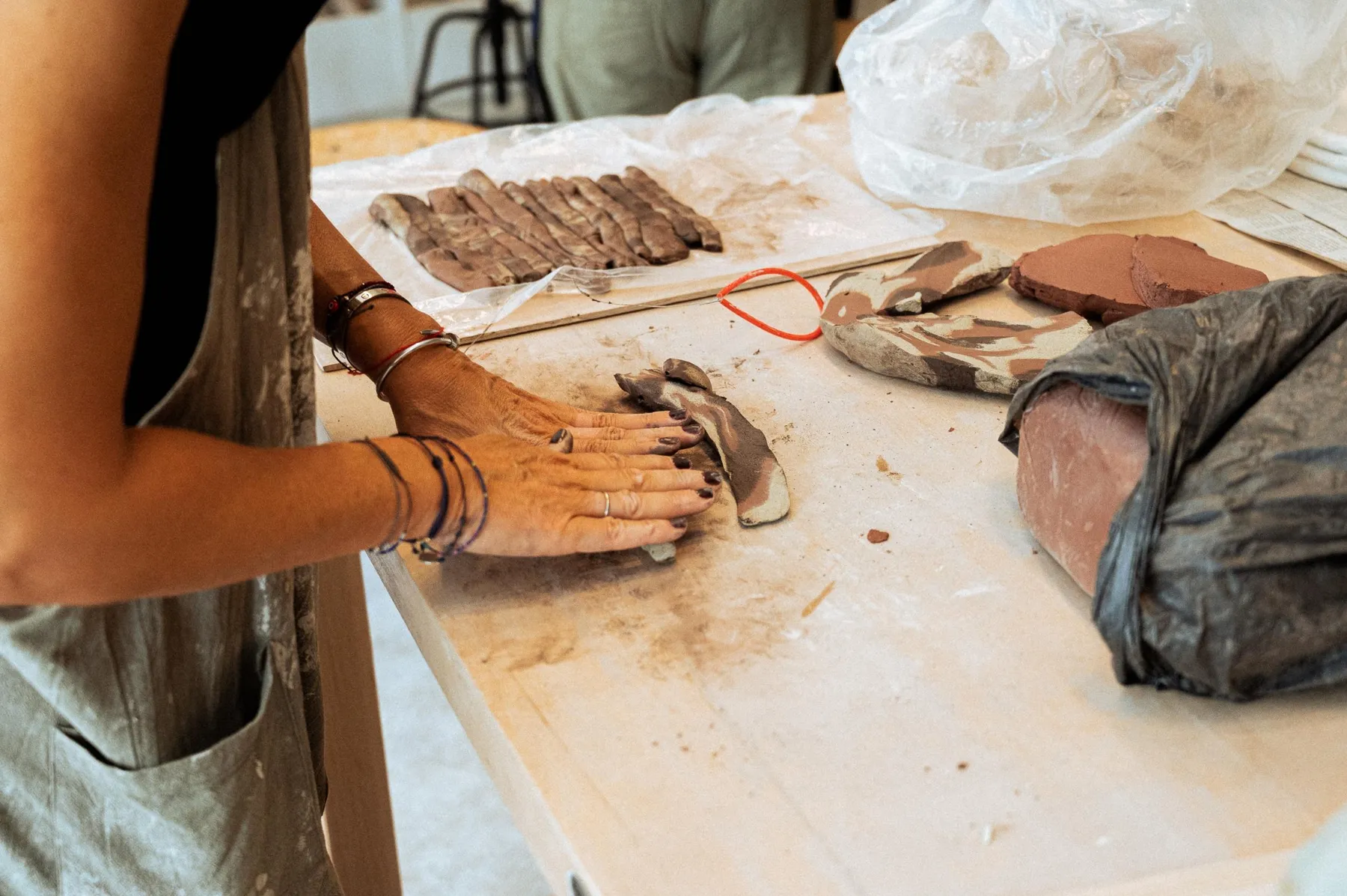 Façonnez votre pièce en céramique avec Jessica et son équipe - Image n°1 - Wecandoo