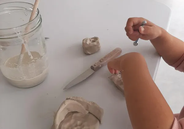 Modelez et décorez votre pièce en céramique en duo avec votre enfant accompagnés par Annie - Image n°2 - Wecandoo