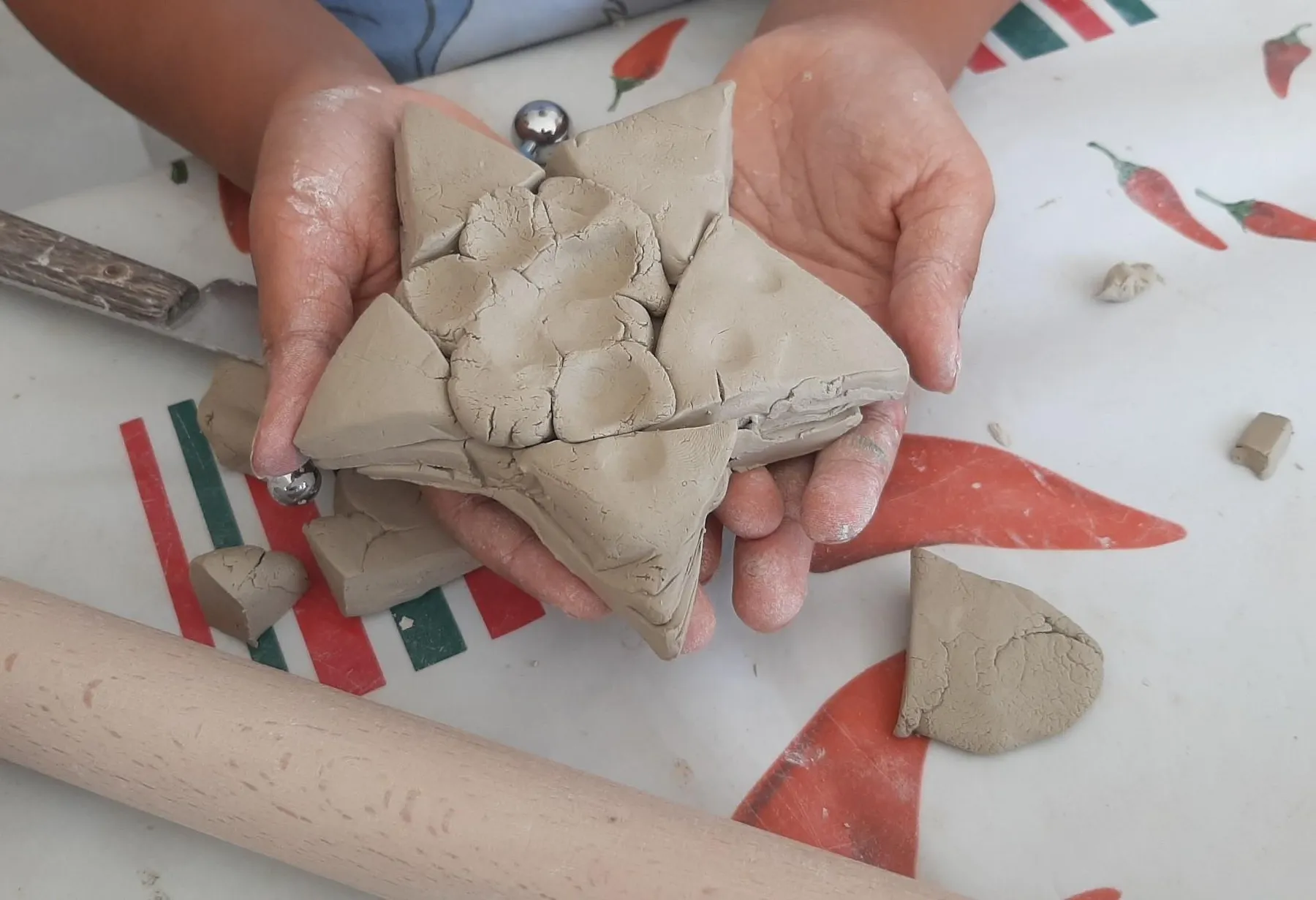 Modelez et décorez votre pièce en céramique en duo avec votre enfant accompagnés par Annie - Image n°3 - Wecandoo