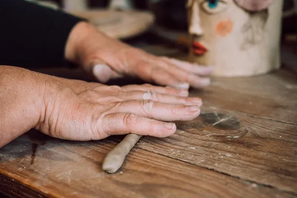 Modelez et décorez votre pièce en céramique autour d'un apéro ou petit-déjeuner avec Annie - Image n°2 - Wecandoo