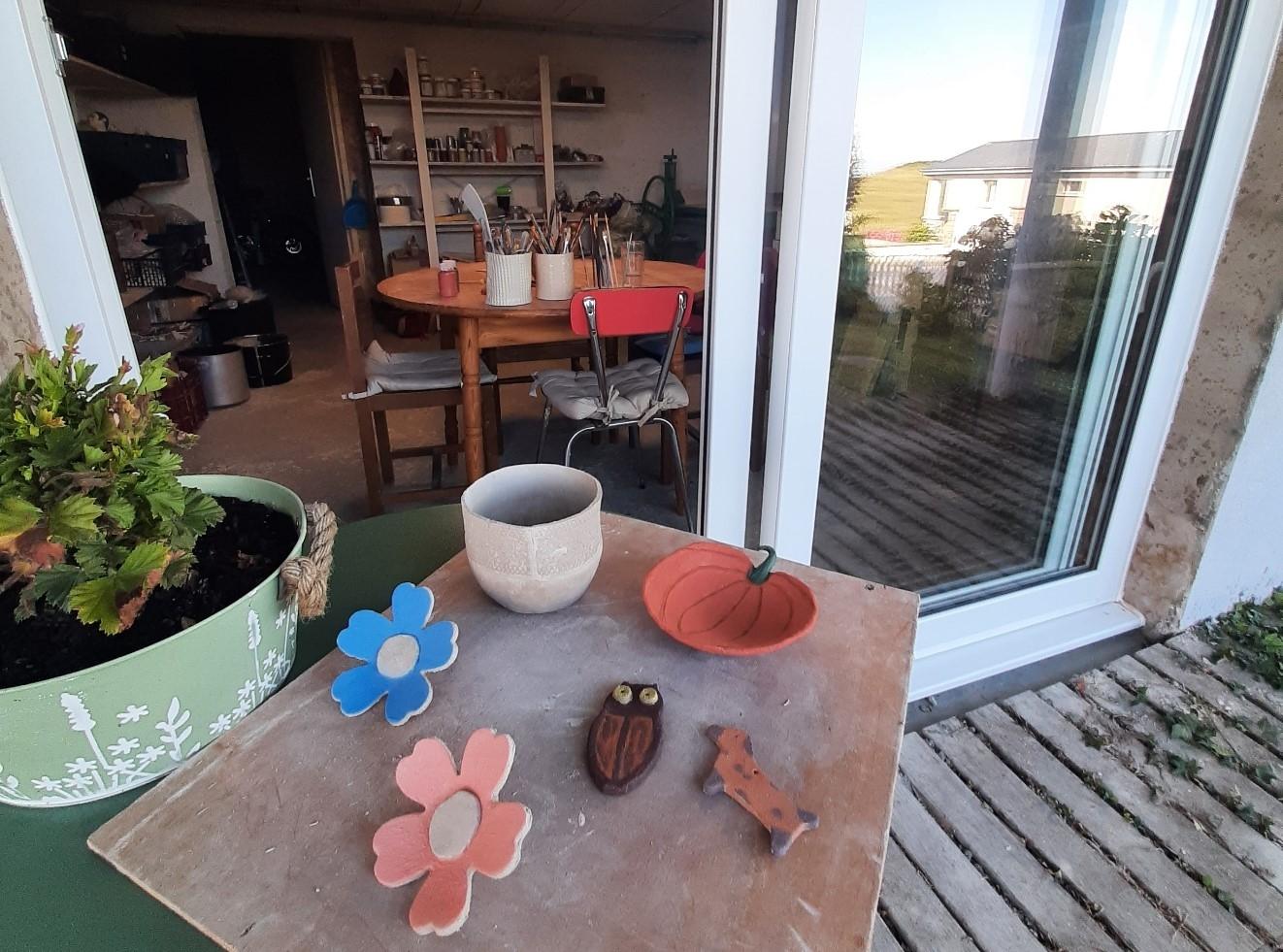 Modelez et décorez votre pièce en céramique autour d'un apéro avec Annie - Image n°1 - Wecandoo