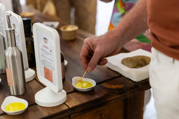 Visitez un moulin à huile d'olive avec Léo et l'équipe de la Bastide - Image n°2 - Wecandoo