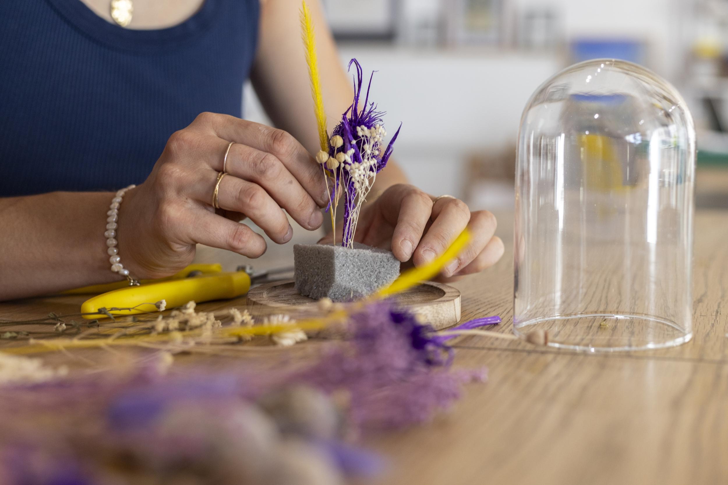Composez une cloche de fleurs séchées avec Laetitia - Image n°6 - Wecandoo