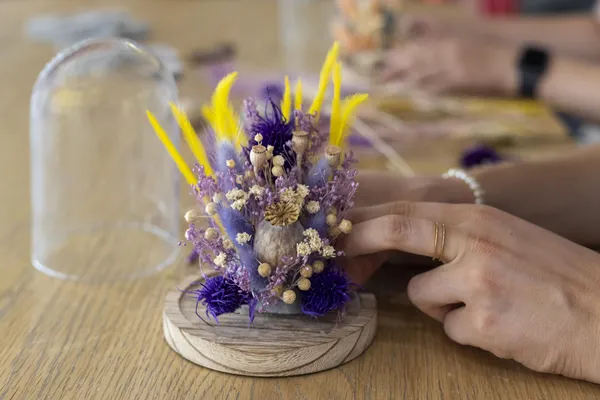Composez une cloche de fleurs séchées avec Laetitia - Image n°2 - Wecandoo