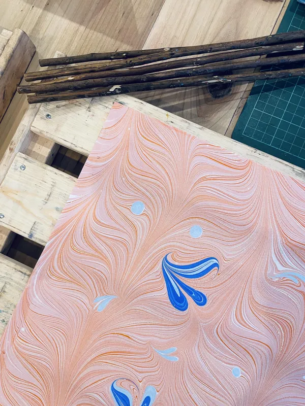 Initiez-vous à la marbrure en équipe et réalisez de superbes affiches avec Laurie - Image n°3 - Wecandoo