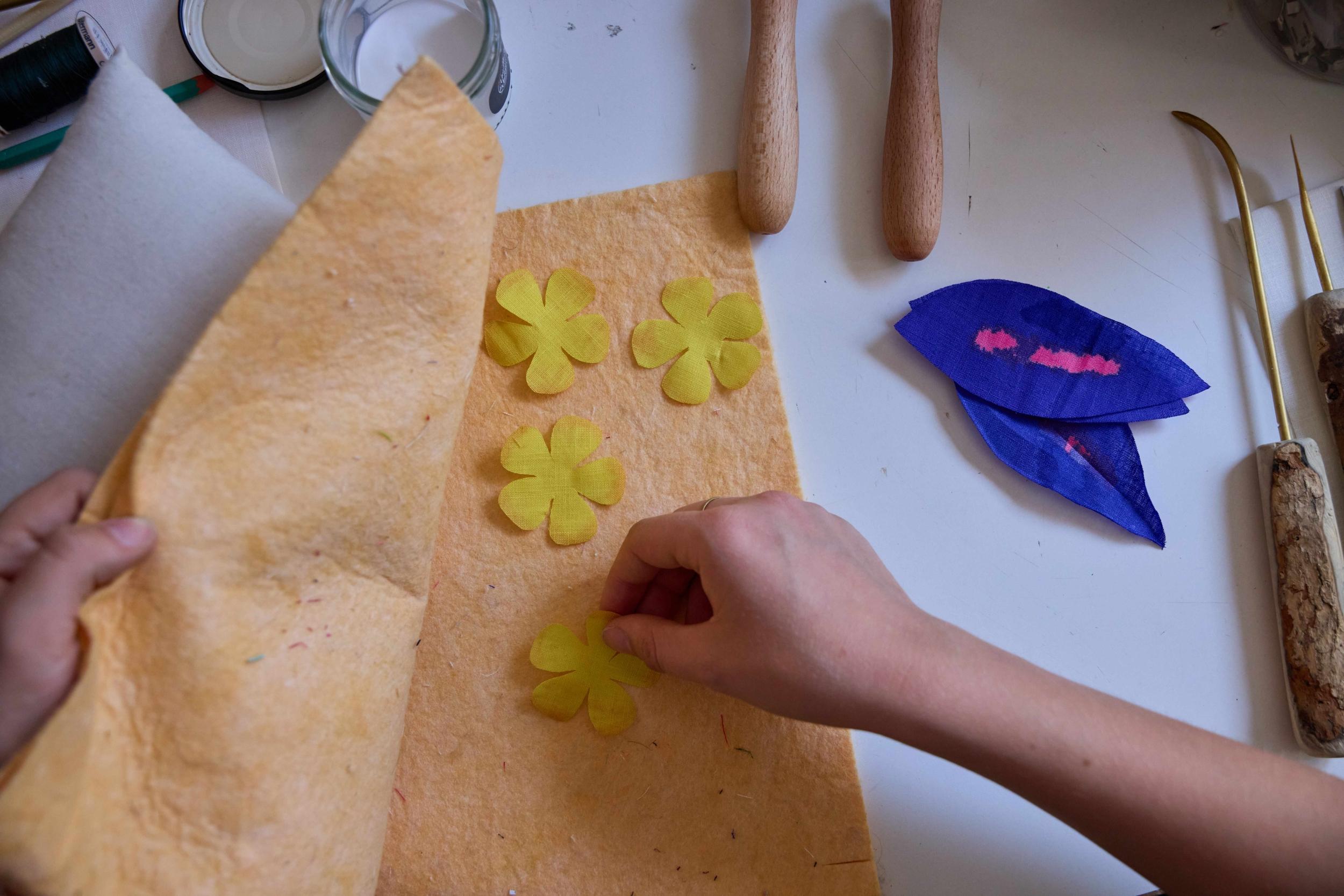 Créez votre branche de pommier et ses trois fleurs éternelles en lin avec Julie - Afbeelding nr. 6 - Wecandoo
