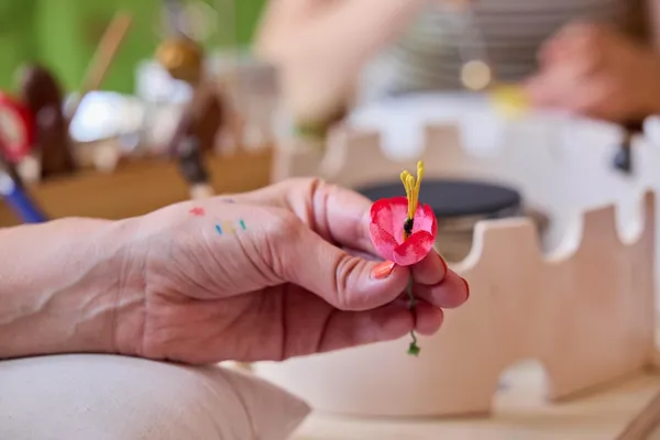 Créez votre branche de pommier et ses trois fleurs éternelles en lin avec Julie - Image n°3 - Wecandoo