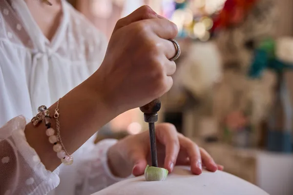 Créez votre branche de pommier et ses trois fleurs éternelles en lin avec Julie - Image n°2 - Wecandoo