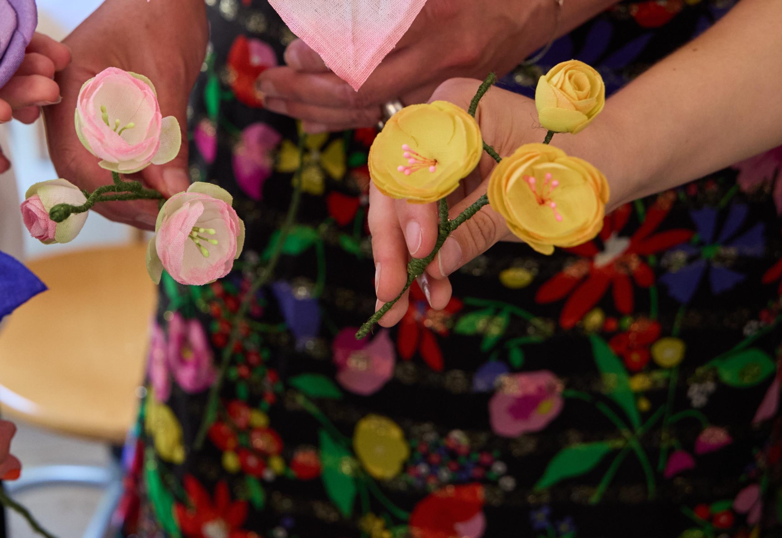 Créez votre branche de pommier et ses trois fleurs éternelles en lin avec Julie - Afbeelding nr. 9 - Wecandoo