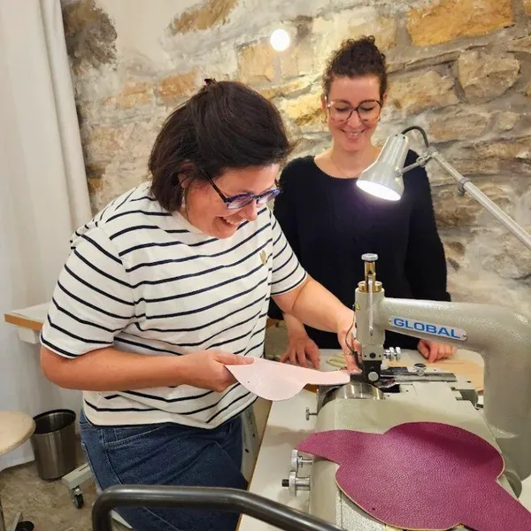 Réalisez vos pochettes en cuir en duo - Image n°4 - Wecandoo