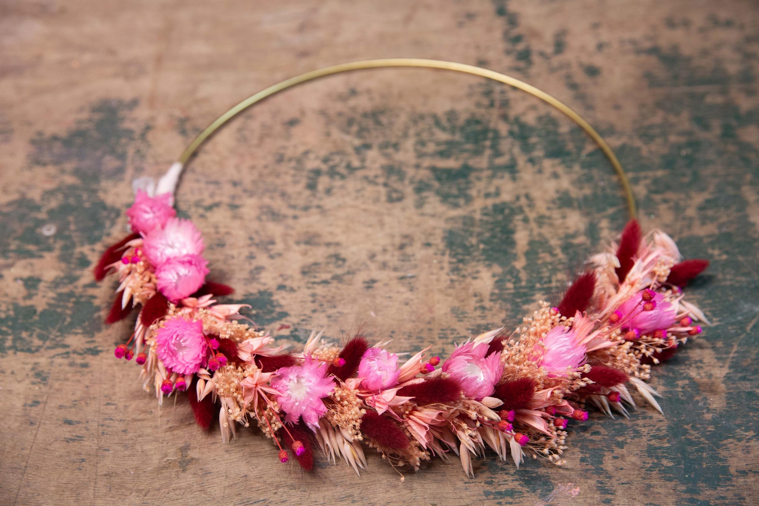 Réalisez votre couronne en fleurs et feuillages