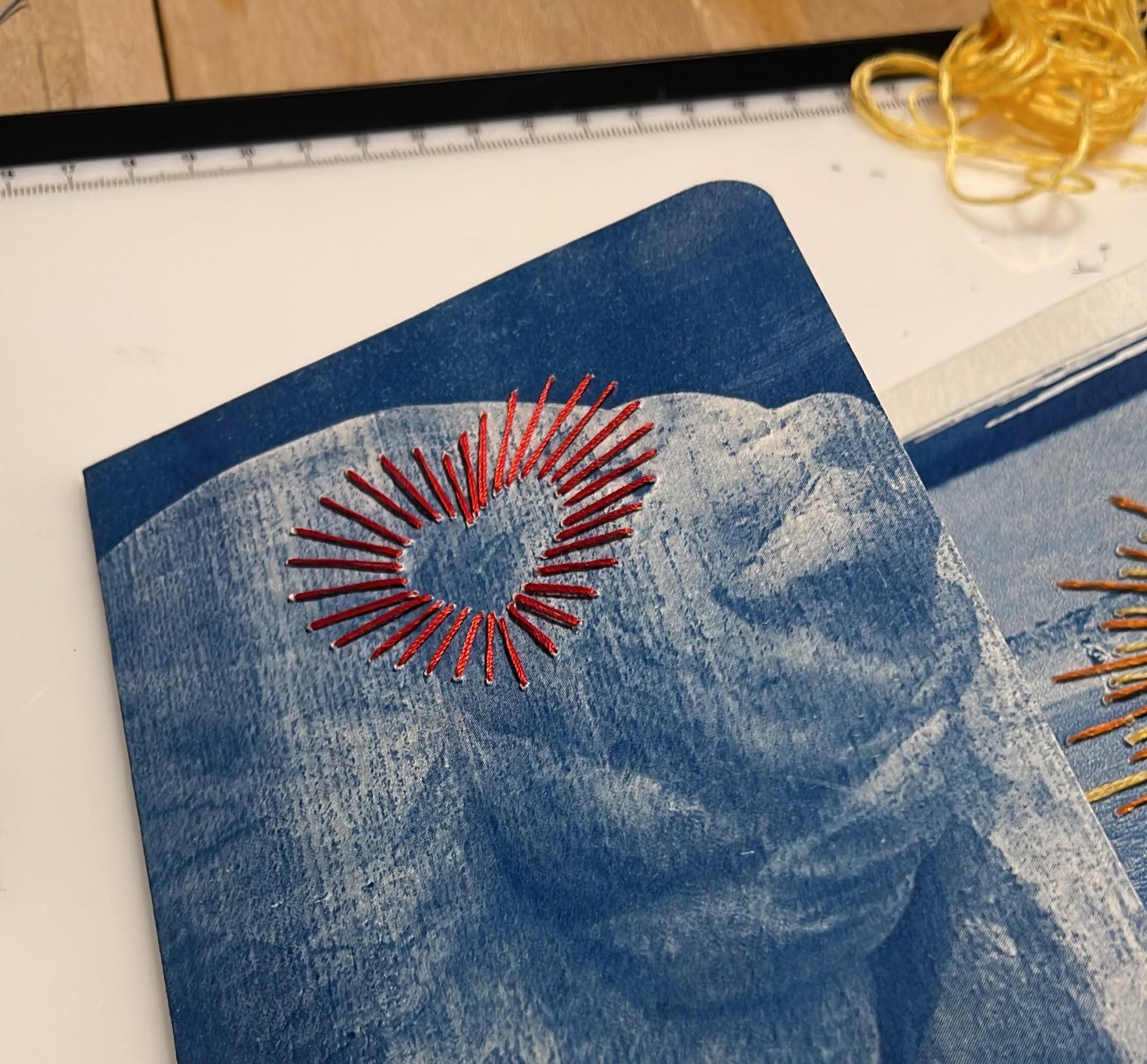 Réalisez votre carnet bleu brodé et relié à la main avec Caroline - Image n°7 - Wecandoo