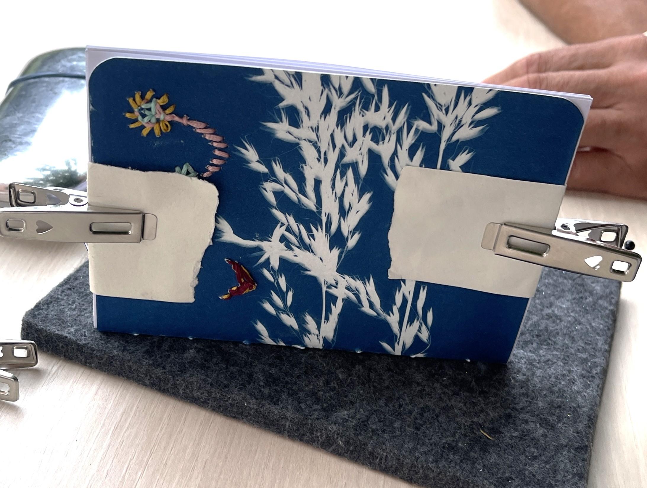 Réalisez votre carnet bleu brodé et relié à la main avec Caroline - Image n°6 - Wecandoo