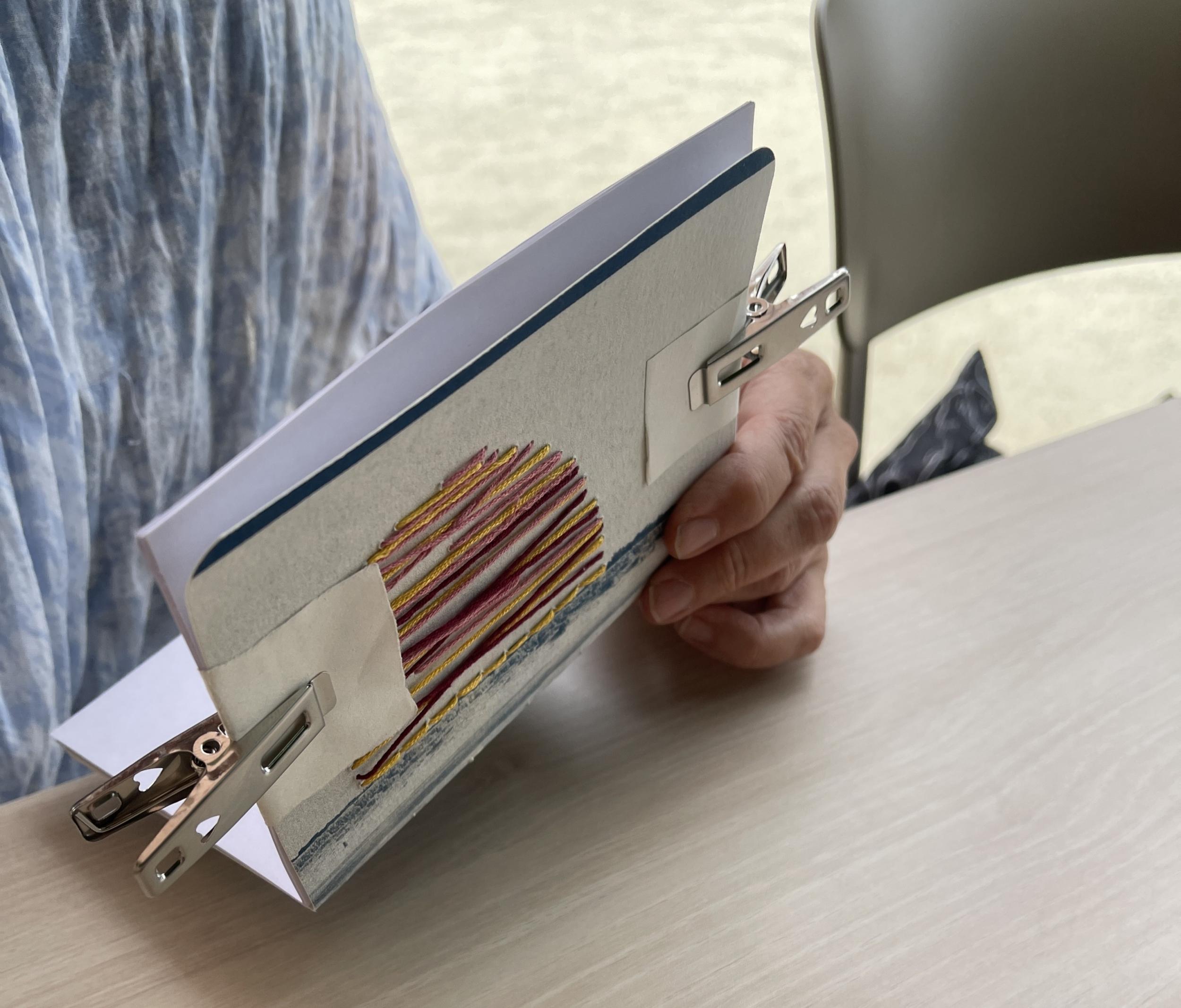 Réalisez votre carnet bleu brodé et relié à la main avec Caroline - Image n°8 - Wecandoo