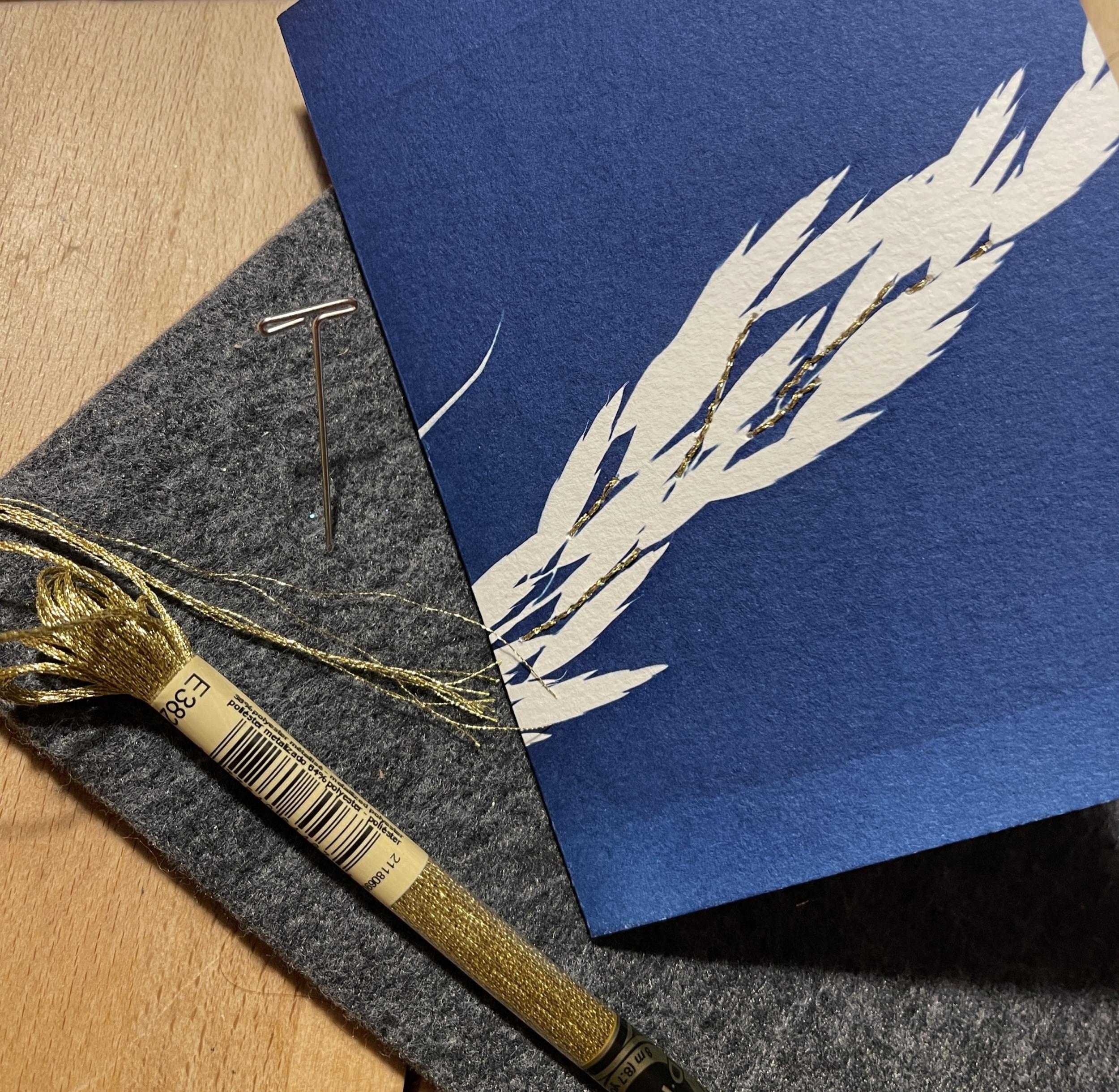 Réalisez votre carnet bleu brodé et relié à la main avec Caroline - Image n°9 - Wecandoo