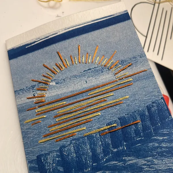 Réalisez votre carnet bleu brodé et relié