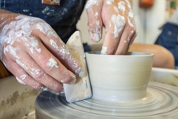 Initiez-vous au tour de potier avec Cécile - Image n°2 - Wecandoo