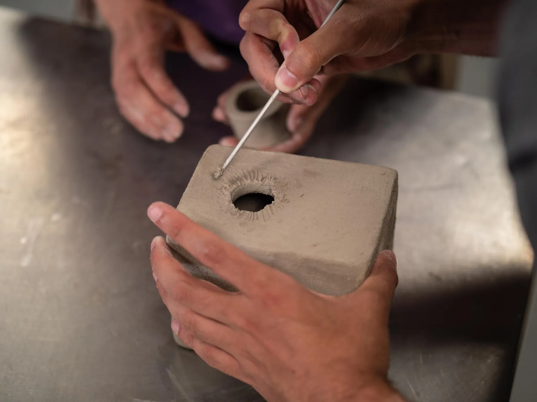 Réalisez votre vase cubique en céramique avec Hélène - Image n°3 - Wecandoo