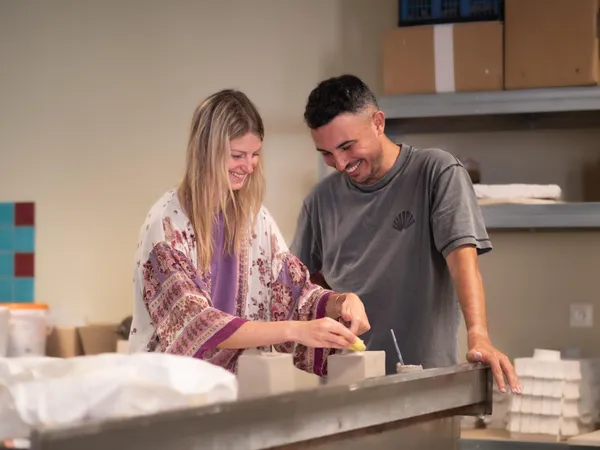 Réalisez votre vase cubique en céramique avec Hélène - Image n°4 - Wecandoo