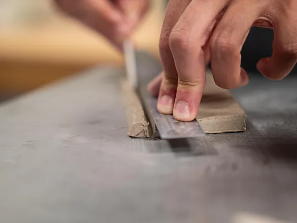 Réalisez votre vase cubique en céramique avec Hélène - Image n°2 - Wecandoo