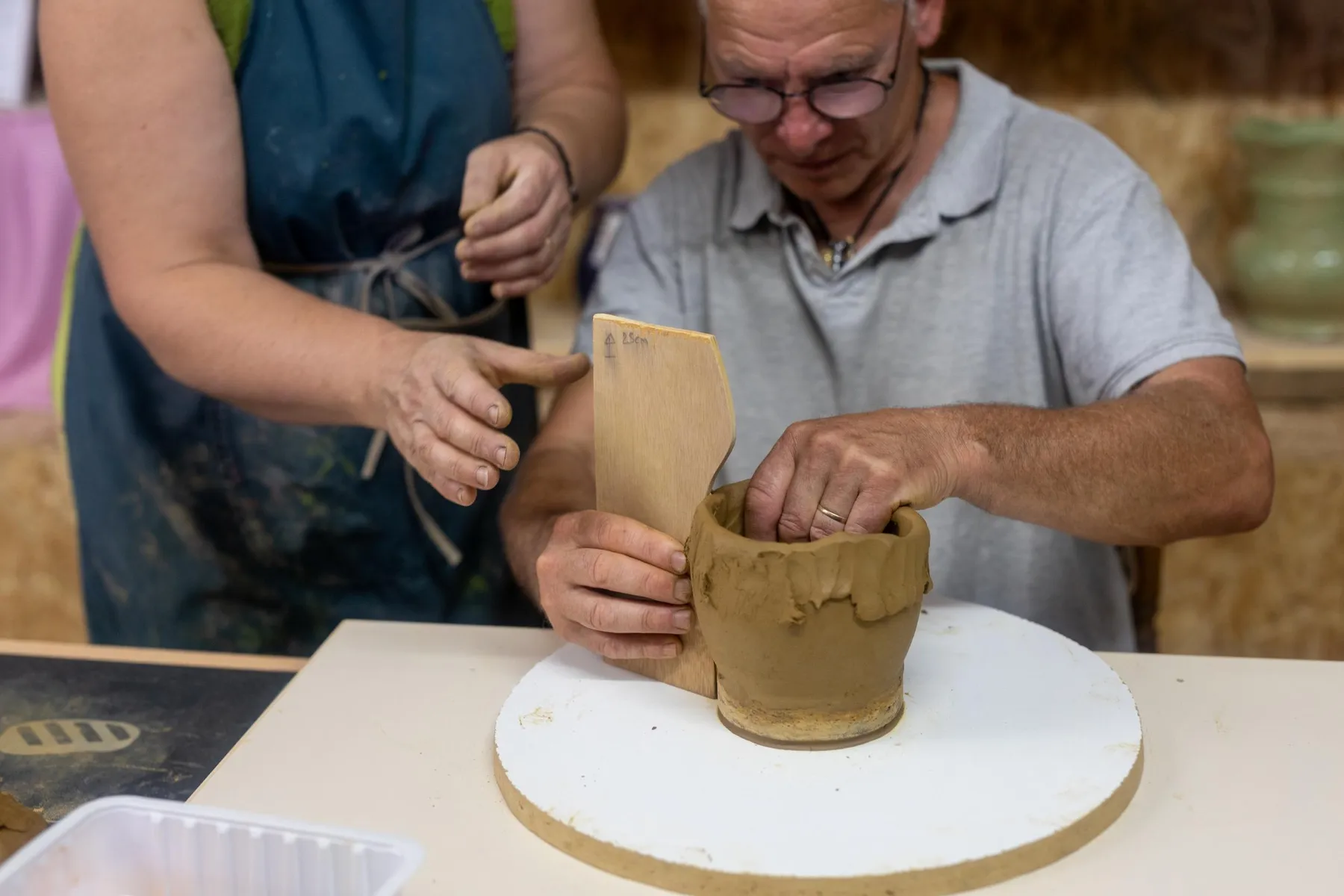 Façonnez votre vase unique avec Céline - Image n°3 - Wecandoo