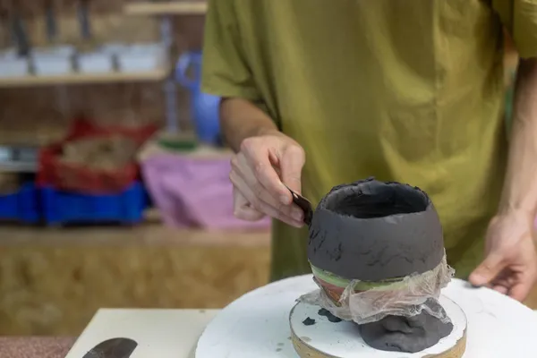 Façonnez votre vase unique avec Céline - Image n°4 - Wecandoo