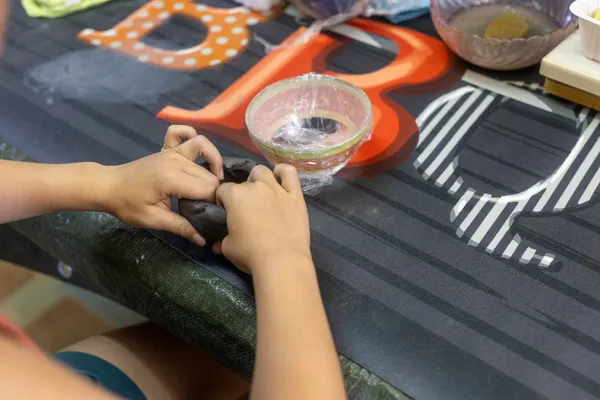 Façonnez votre vase unique avec Céline - Image n°2 - Wecandoo