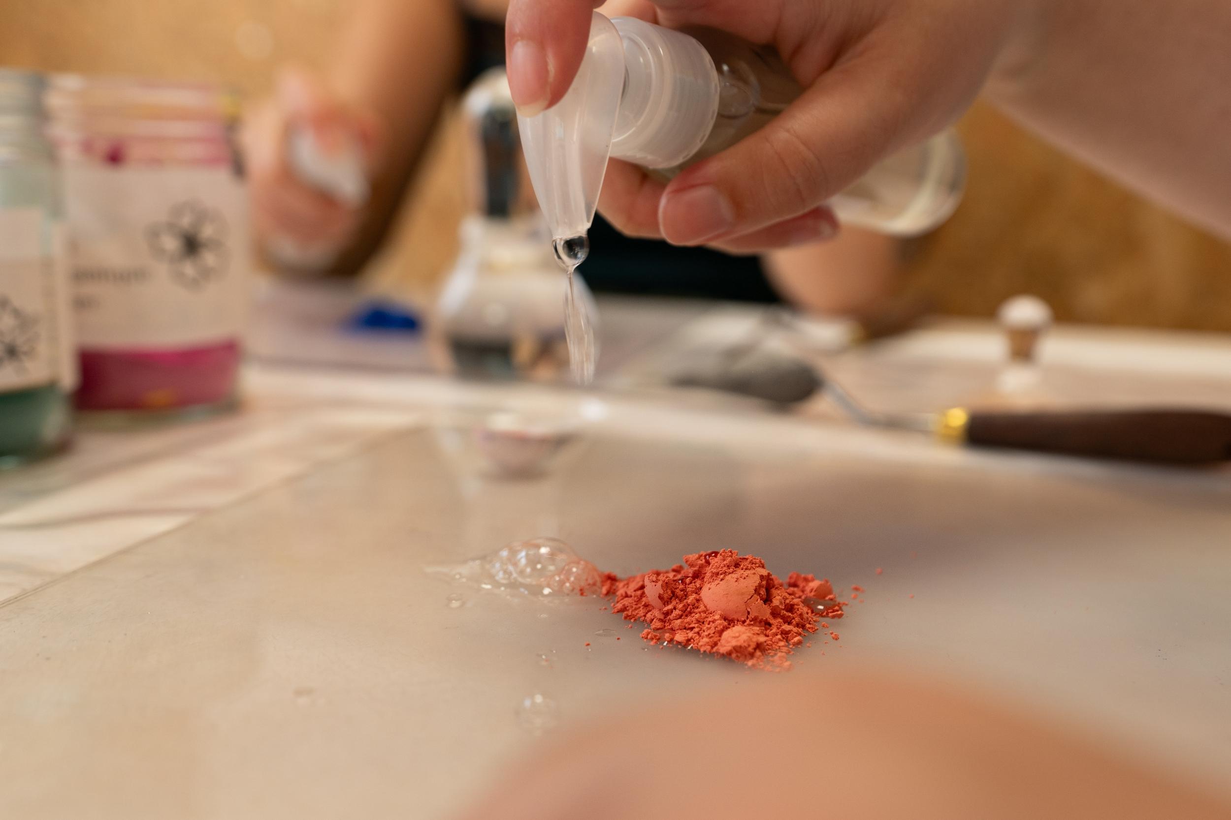 Fabriquez vos pigments et vos aquarelles minérales avec Emi - Image n°5 - Wecandoo