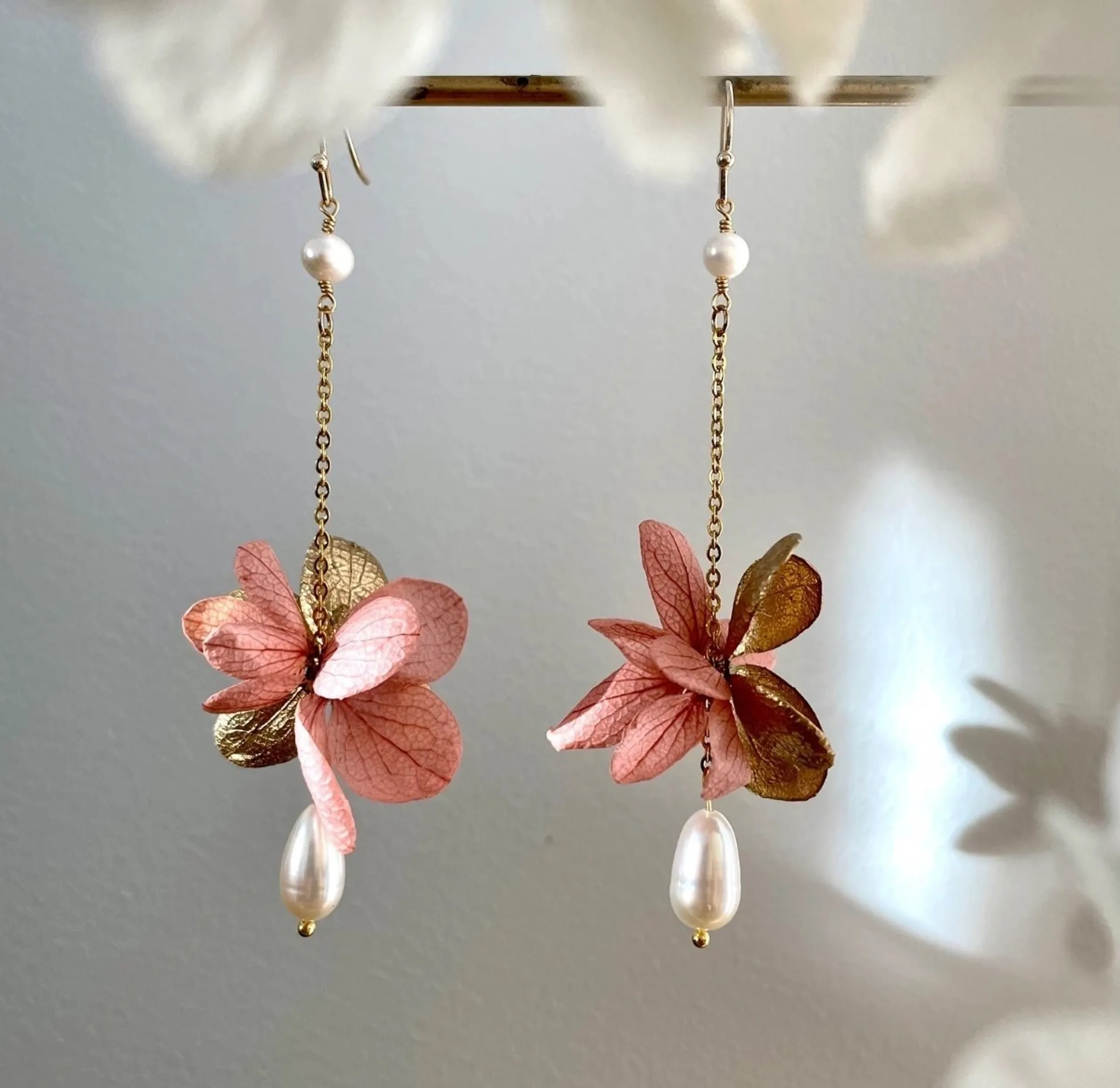Sip & Craft : Fabriquez votre bijou en résine ou en fleurs stabilisées autour d'un apéro - Image n°3 - Wecandoo