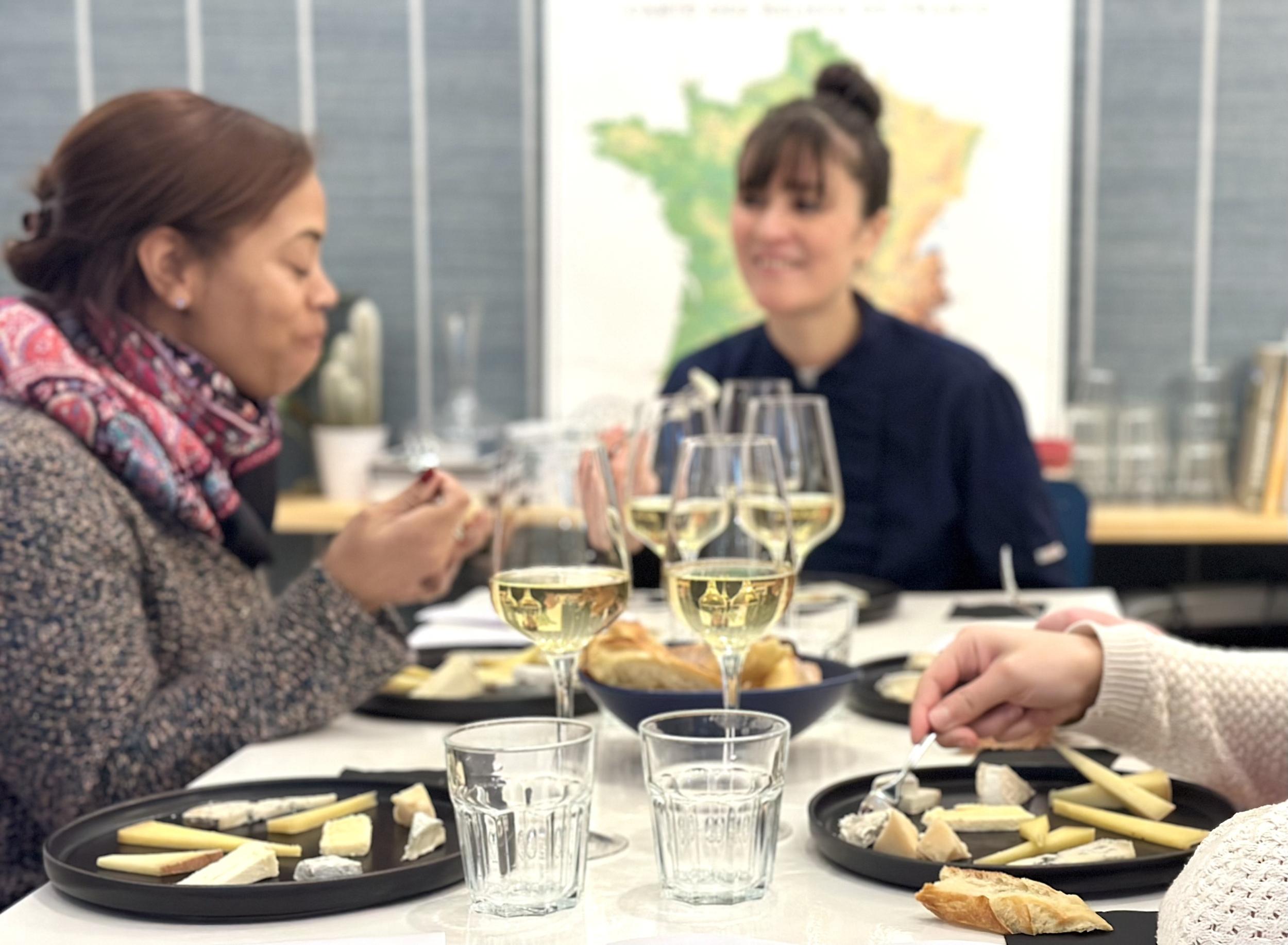 Partagez un apéro dans une fromagerie avec Laure et son équipe - Image n°3 - Wecandoo