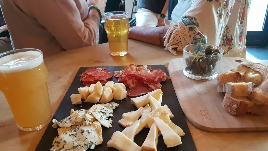 Prenez un apéro gourmand dans une microbrasserie artisanale avec Fabien - Image n°1 - Wecandoo