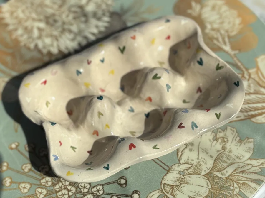 Modelez et décorez vos pièces en céramique en duo avec votre enfant accompagnés par Anne-Emmanuelle - Image n°1 - Wecandoo