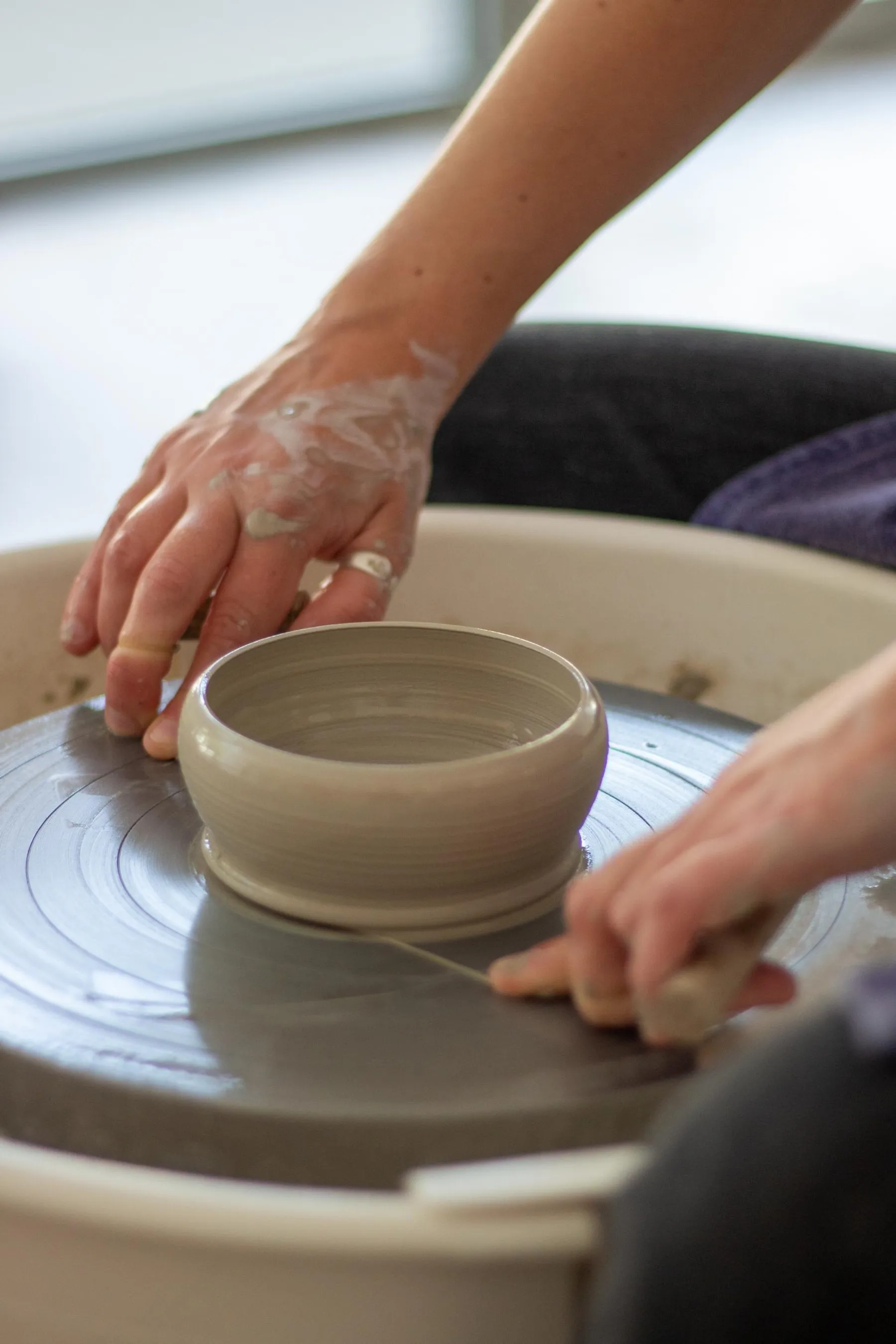 Découvrez la technique du tour et fabriquez votre bol en grès avec Sarah - Image n°1 - Wecandoo
