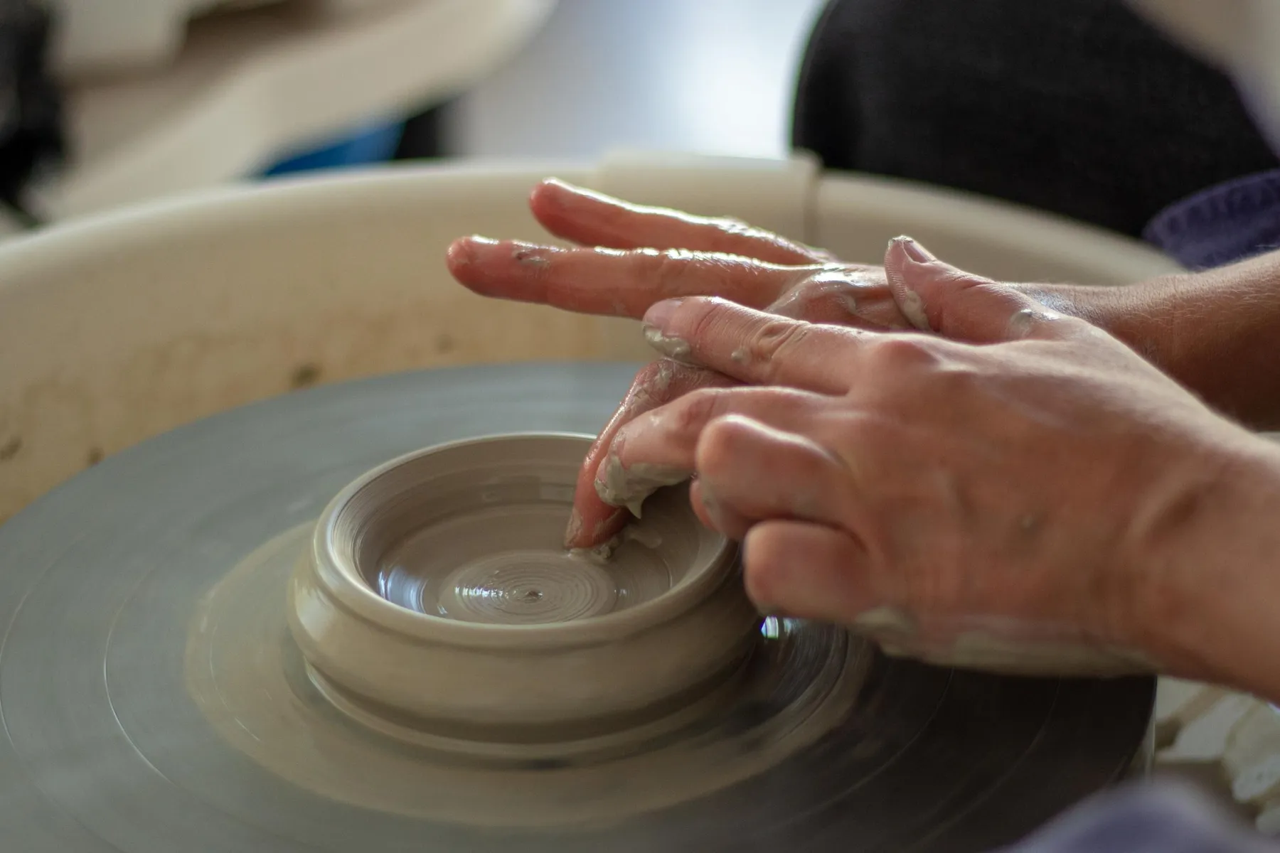 Découvrez la technique du tour et fabriquez votre bol en grès avec Sarah - Image n°4 - Wecandoo