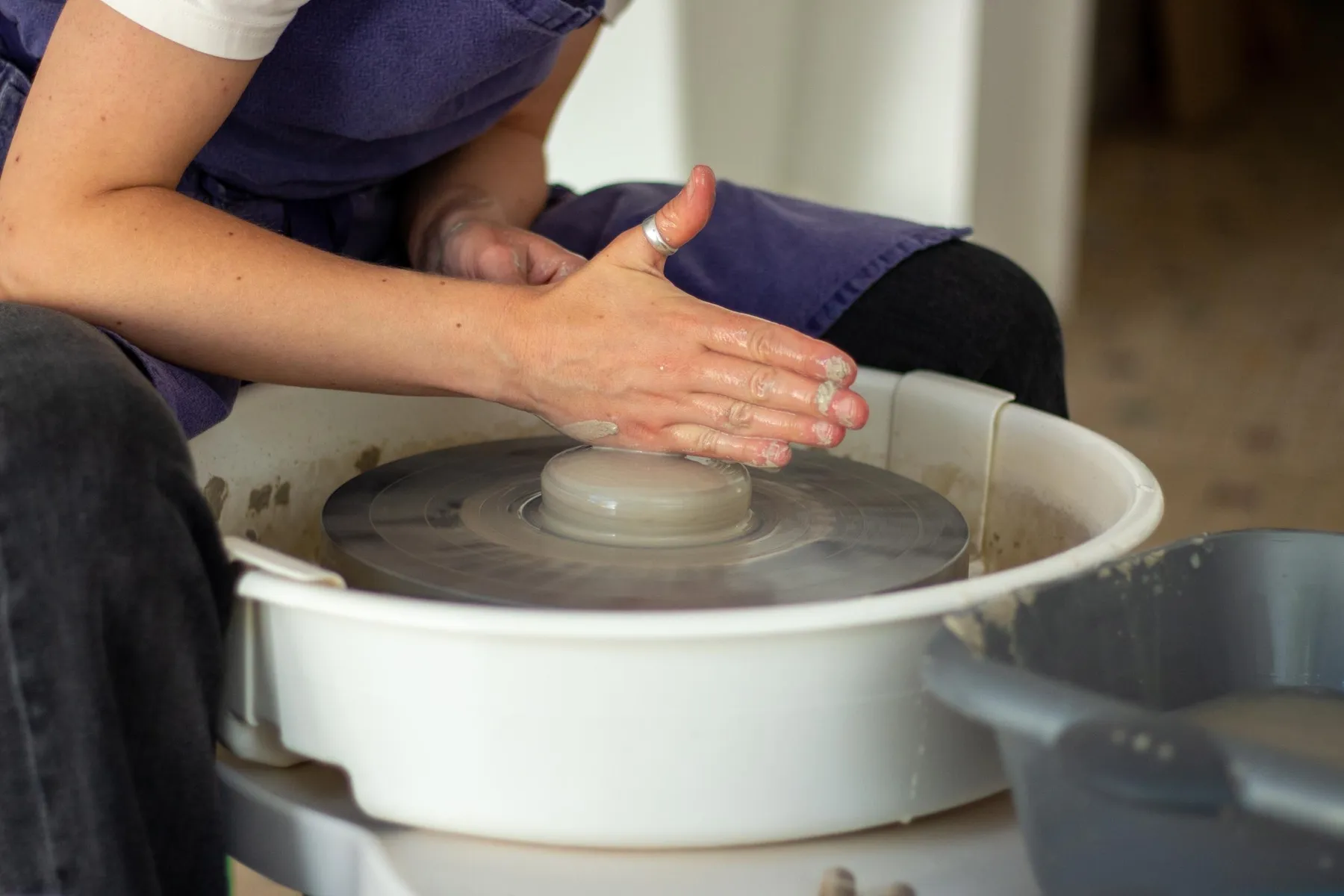 Découvrez la technique du tour et fabriquez votre bol en grès avec Sarah - Image n°3 - Wecandoo