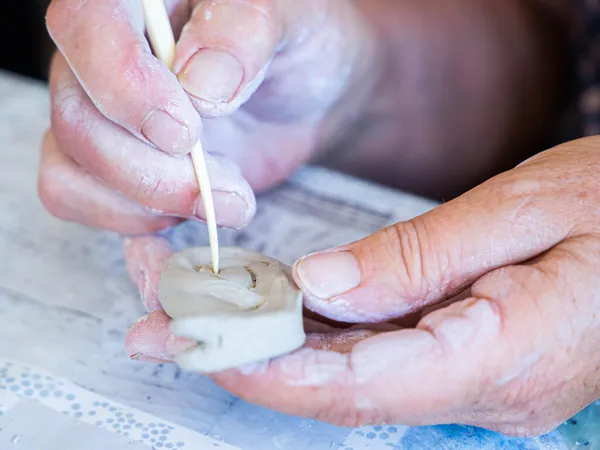 Initiez-vous au modelage et au raku sur une journée avec Lucile - Image n°3 - Wecandoo