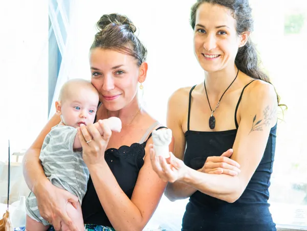 Moulez votre main en plâtre avec Lucile - Image n°4 - Wecandoo