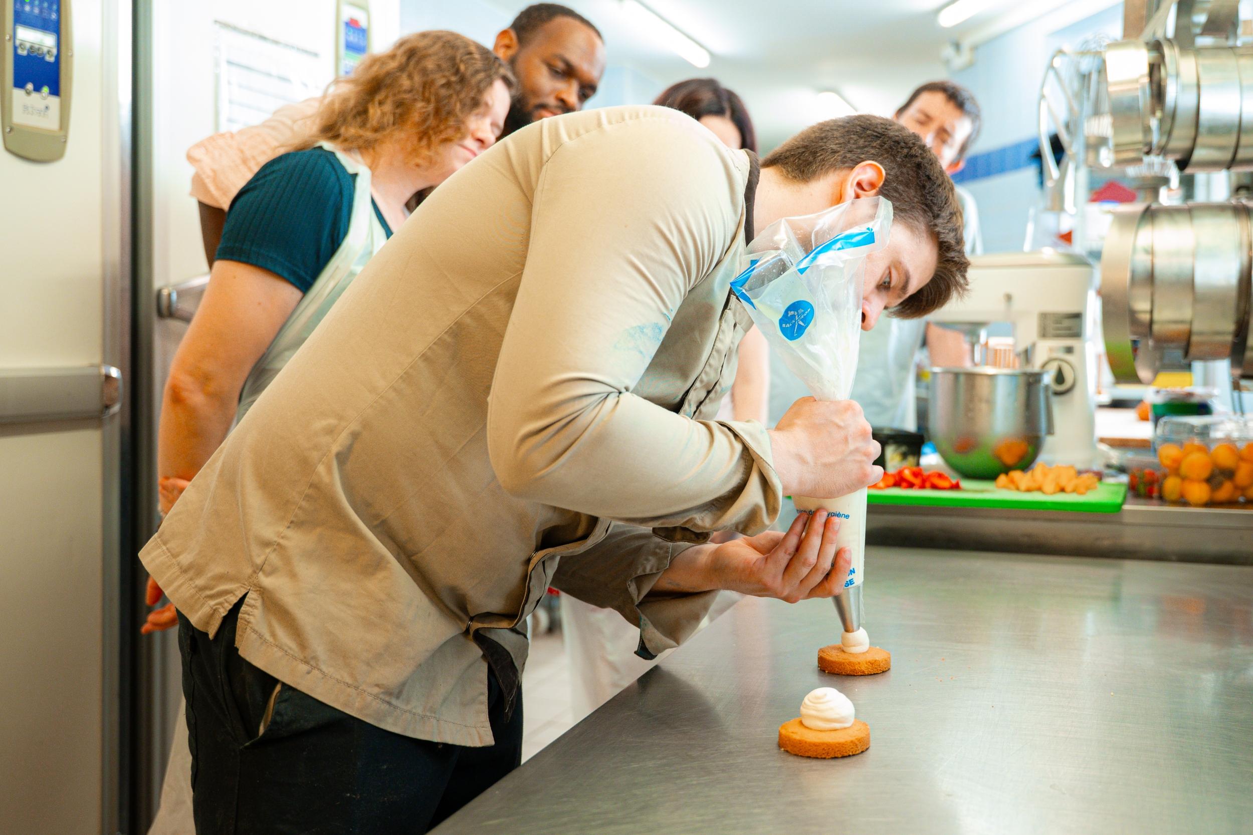 Découvrez l'art de la pâte à choux avec Quentin - Image n°2 - Wecandoo