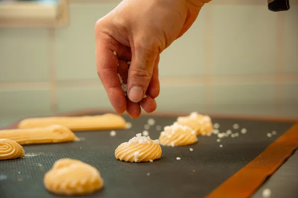 Découvrez l'art de la pâte à choux avec Quentin - Image n°4 - Wecandoo