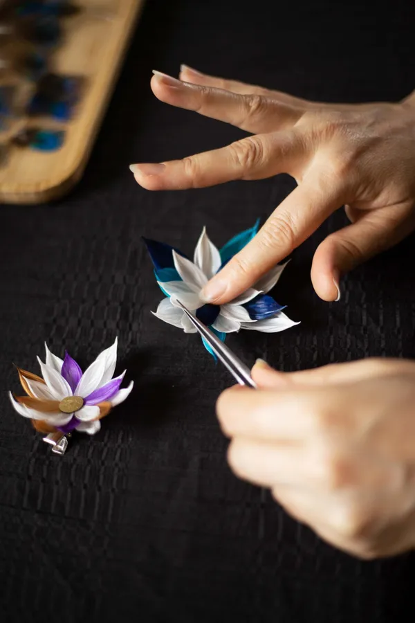 Réalisez votre paire de boucles d'oreilles en plumes avec Déborah - Afbeelding nr. 2 - Wecandoo