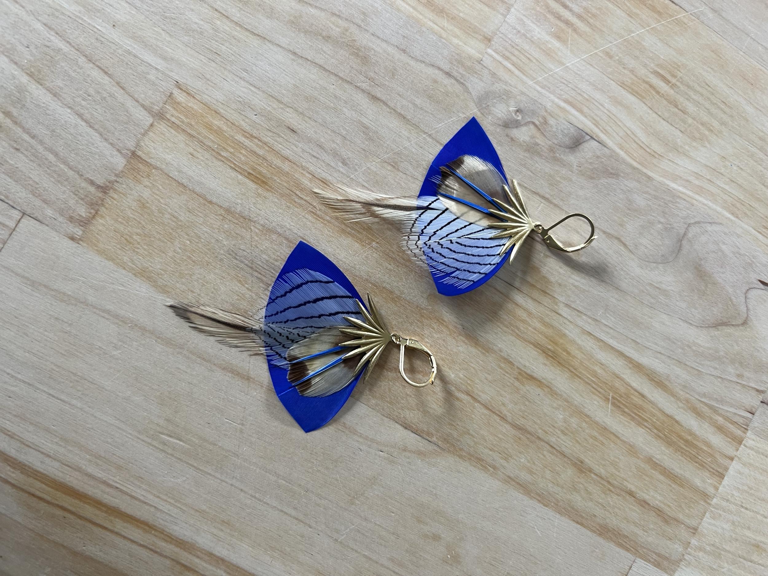 Réalisez votre paire de boucles d'oreilles en plumes avec Déborah - Image n°9 - Wecandoo