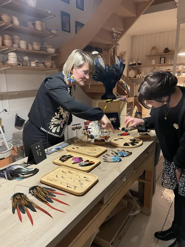 Réalisez votre paire de boucles d'oreilles en plumes avec Déborah - Afbeelding nr. 4 - Wecandoo