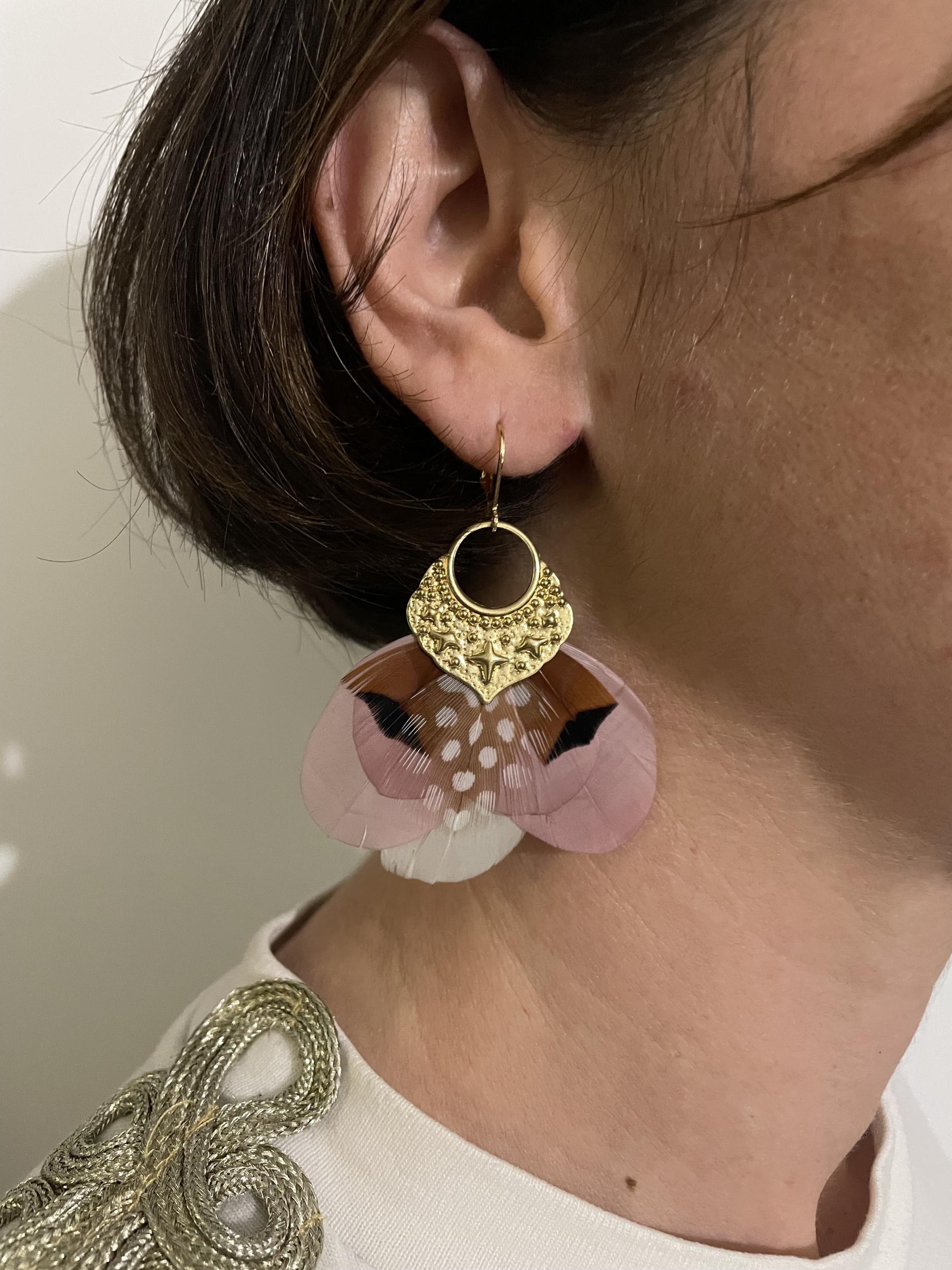 Réalisez votre paire de boucles d'oreilles en plumes avec Déborah - Image n°5 - Wecandoo