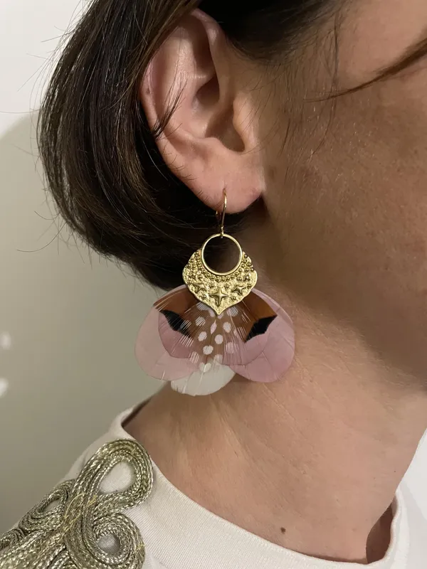 Réalisez votre paire de boucles d'oreilles en plumes avec Déborah - Afbeelding nr. 5 - Wecandoo