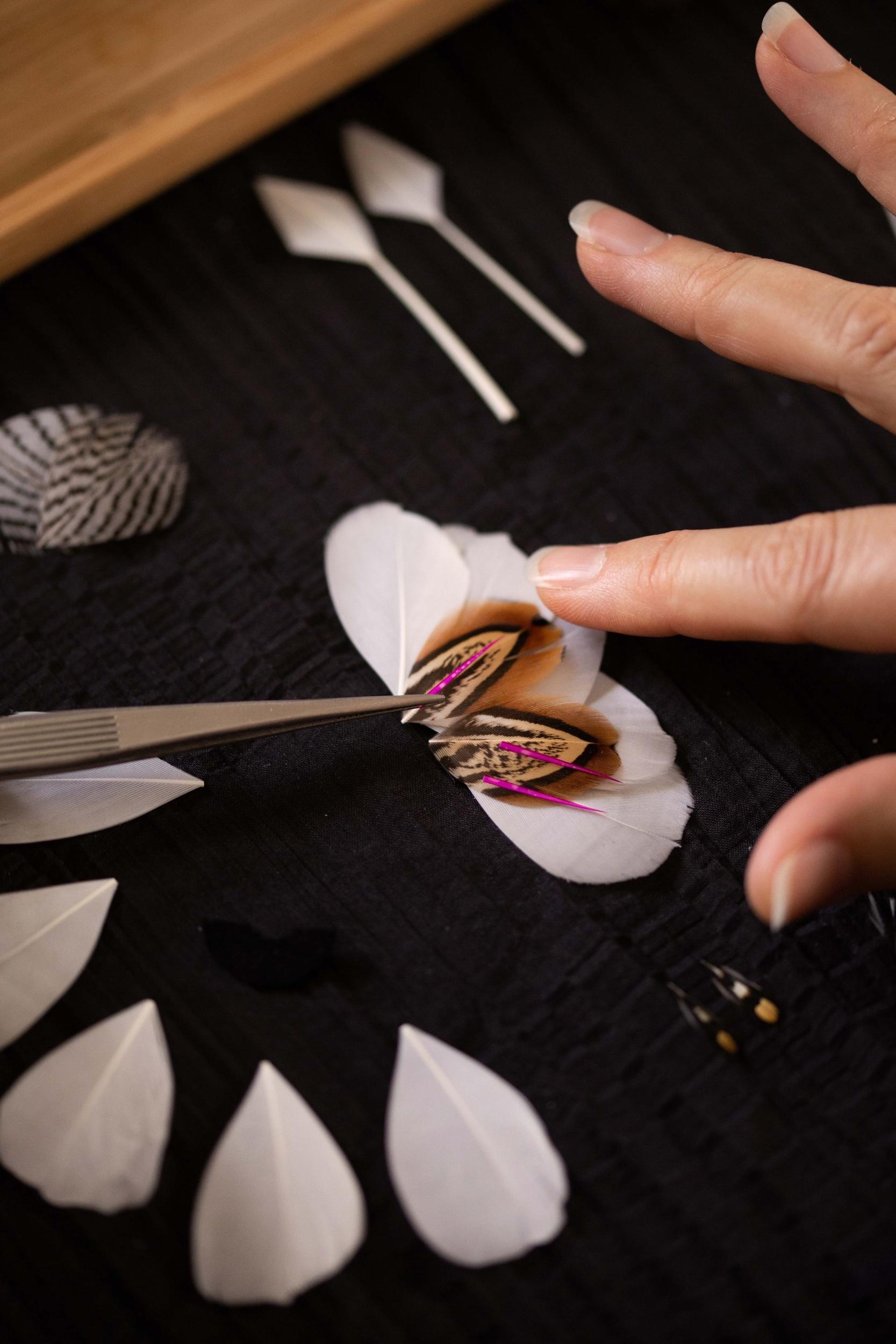 Réalisez votre paire de boucles d'oreilles en plumes