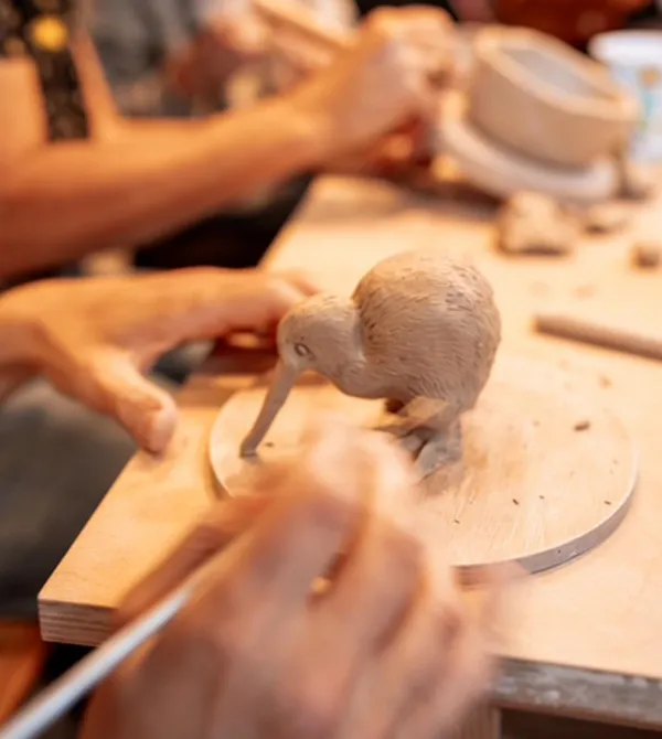 Initiez-vous au décor sur céramique avec Tara - Image n°5 - Wecandoo