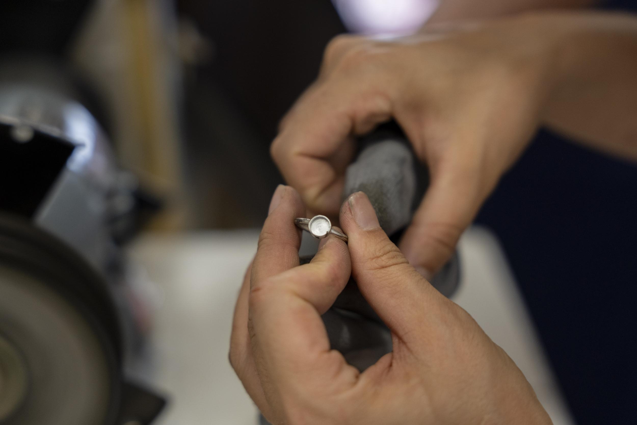 Fabriquez votre bague sertie d’un cabochon en argent 925 avec Claire - Image n°9 - Wecandoo