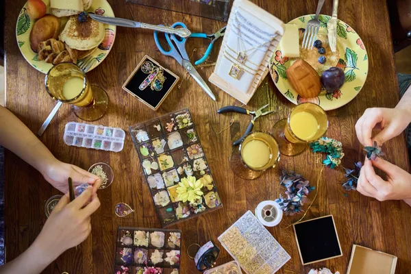 Créez votre bijou fleuri autour d’un brunch