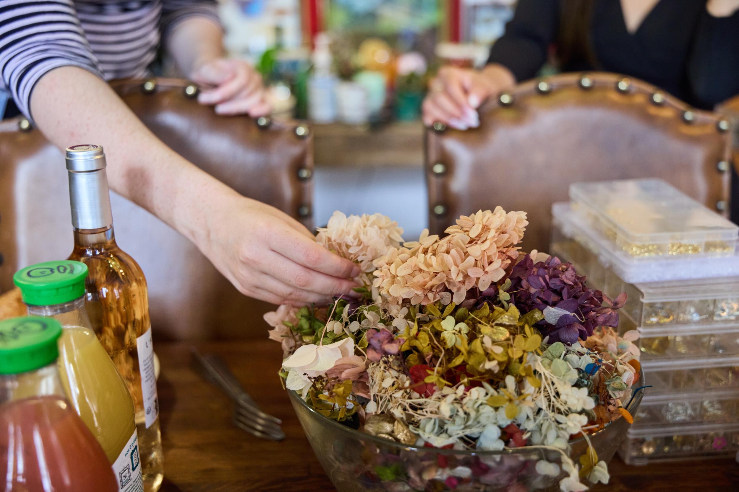 Créez votre bijou fleuri autour d'un apéro avec Kim - Image n°9 - Wecandoo