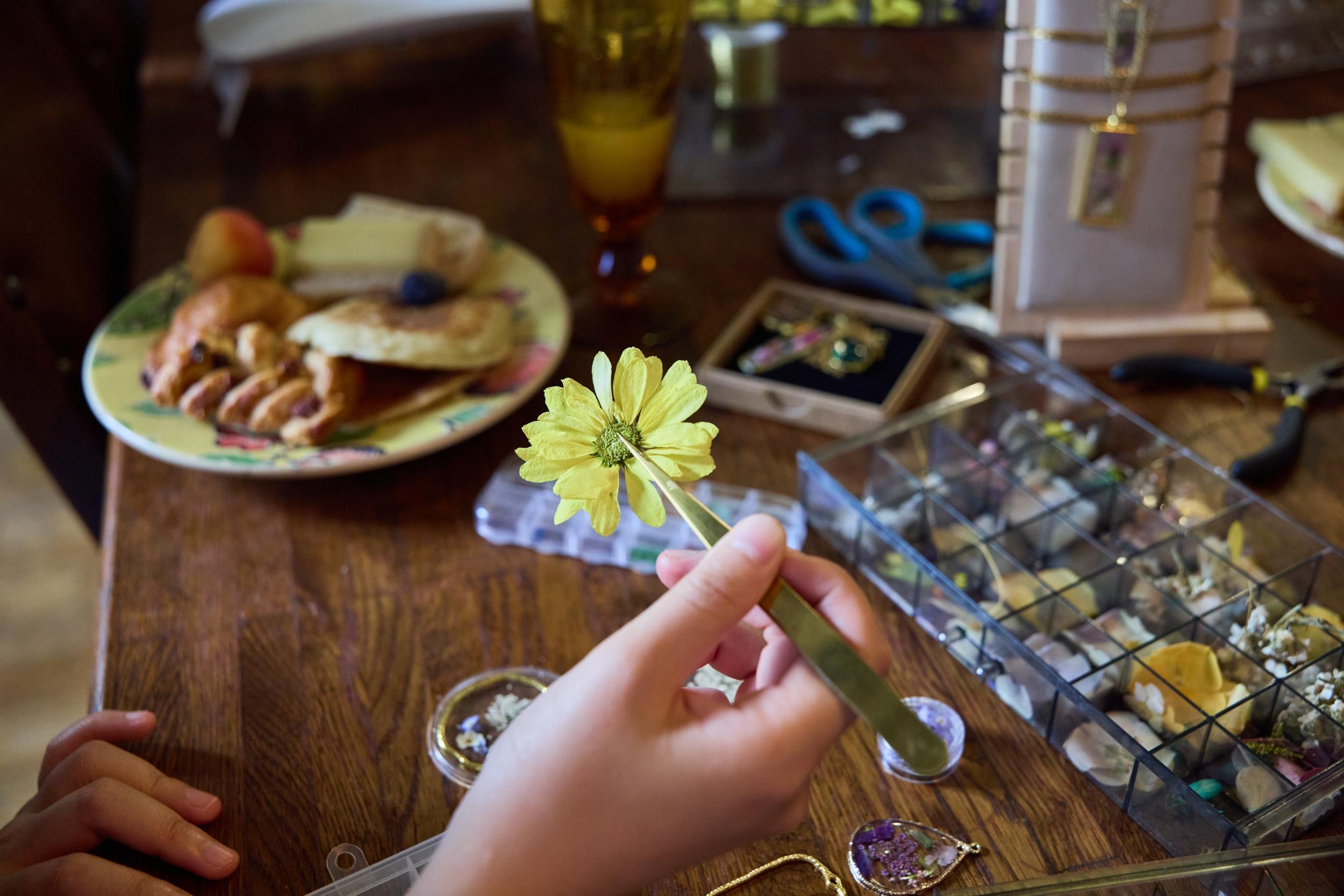 Créez votre bijou fleuri autour d'un apéro avec Kim - Image n°10 - Wecandoo